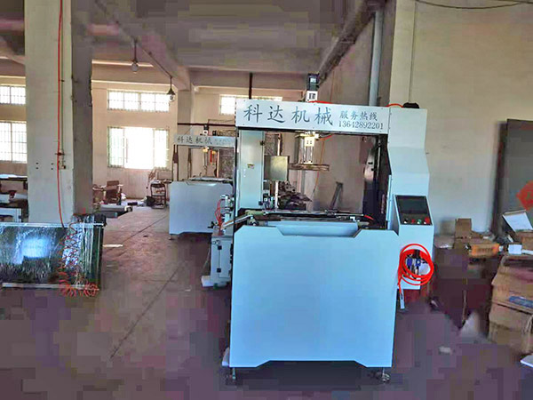 自動調(diào)模成型機應該如何操作？